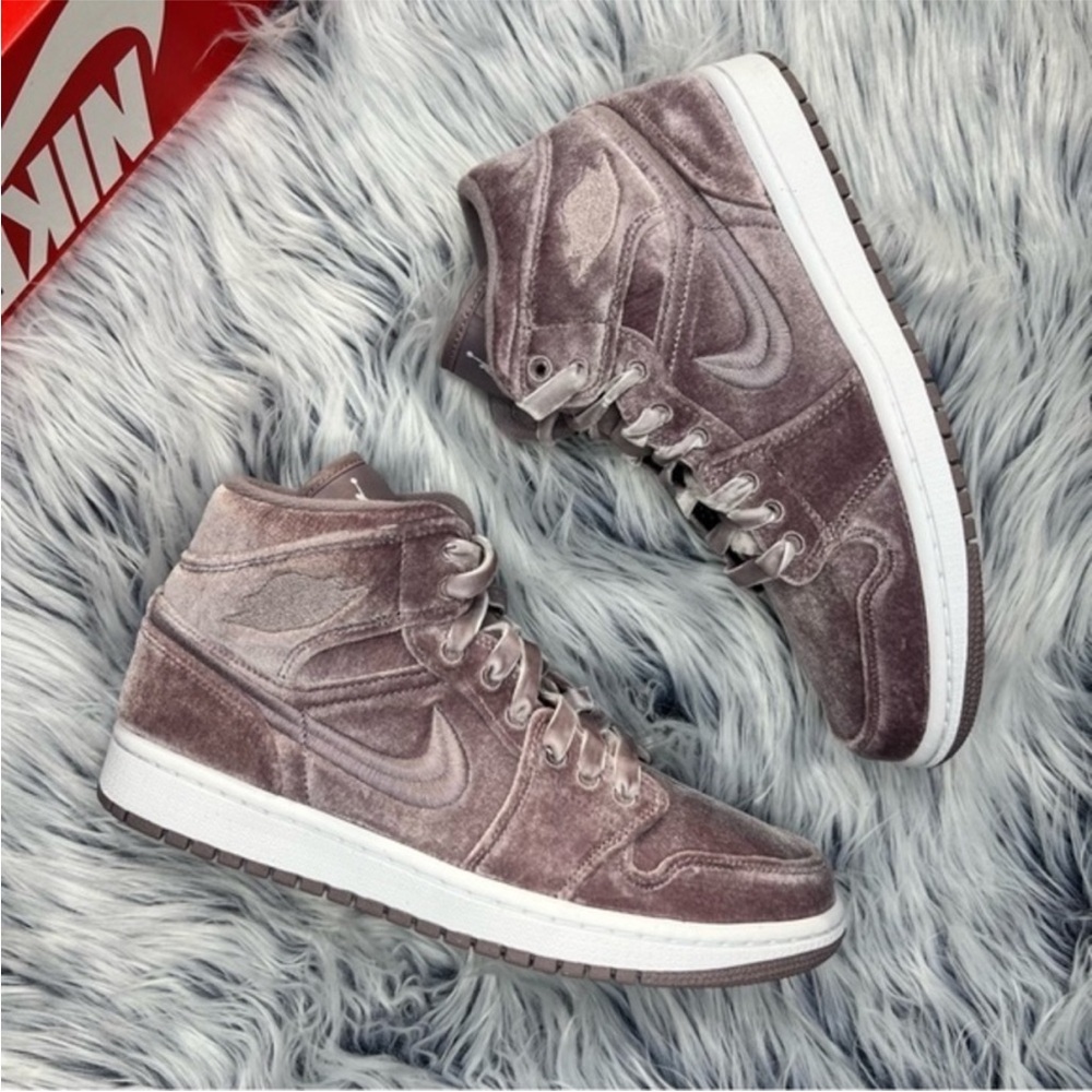 Nike Air Jordan 1 High Velvet Sneakers  Jordan 1 Md SE - Picture 2 of 5